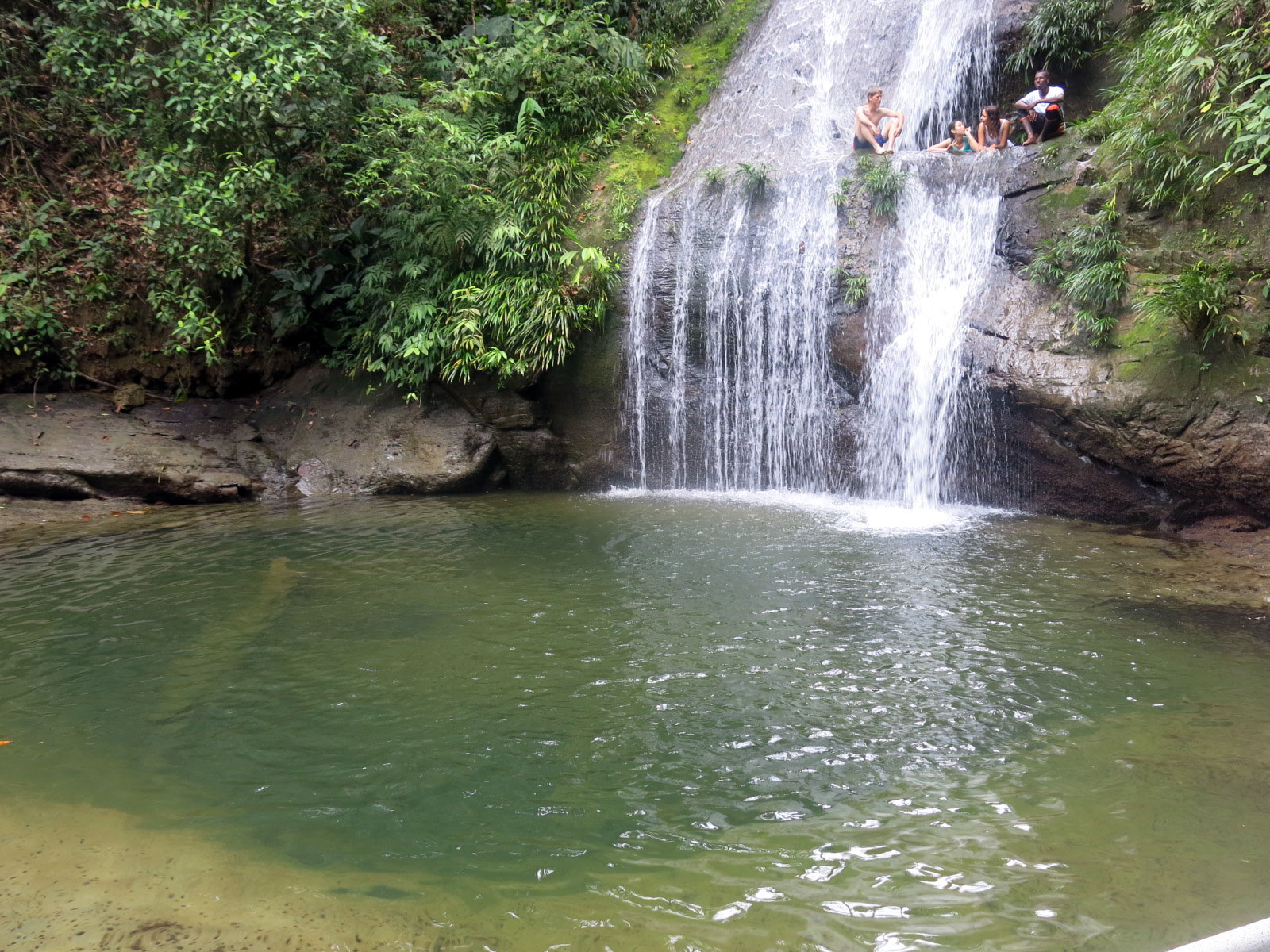 Fotografía de turistas en la cascada ostional y la piscina natural