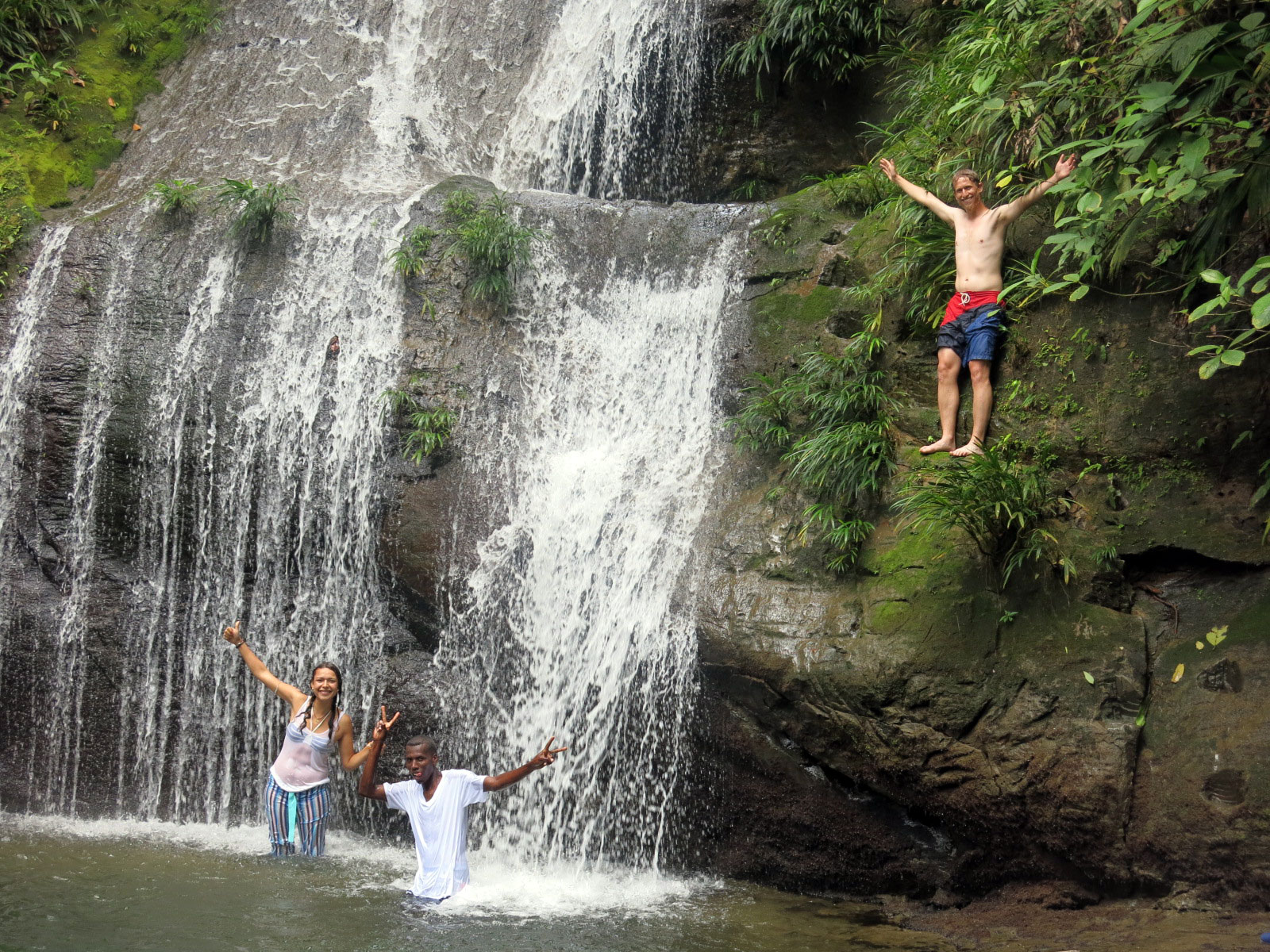 Fotografía de turismas saludando desde la cascada ostional